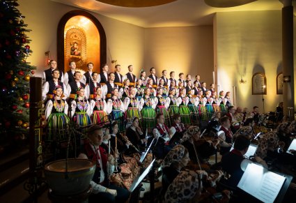 Na pierwszym planie Orkiestra w kostiumach wilanowskich, w tle Artyści Chóru w kostiumach łowickich