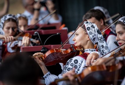 Zbliżenie na Muzyczki z orkiestry smyczkowej