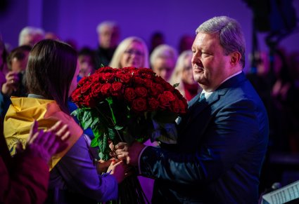 Wręczanie kwiatów dyrygentowi po koncercie