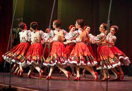 Tancerki baletu Mołdawii w tradycyjnych kostiumach na scenie w kole