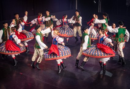 Na scenie pary Artystów w kostiumach spiskich podczas wykonywania choreografii tanecznej