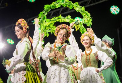 Zbliżenie na tancerki baletu w kostiumach lubuskich, podczas tańca na scenie