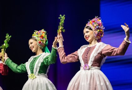 Zbliżenie na dwie Artystki w kostiumach bamberskich wykonujące choreografię taneczną