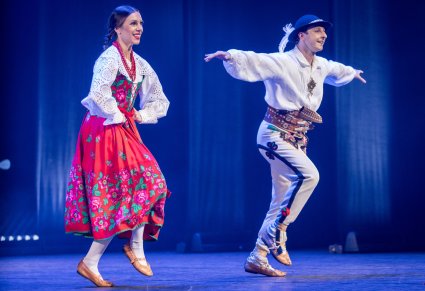 Para taneczna w kostiumach podhalańskich na scenie
