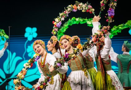 Artystki w kostiumach lubuskich podczas układu na scenie