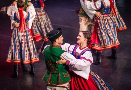 Zbliżenie na parę Artystów w kostiumach spiskich w trakcie wykonywania choreografii tanecznej
