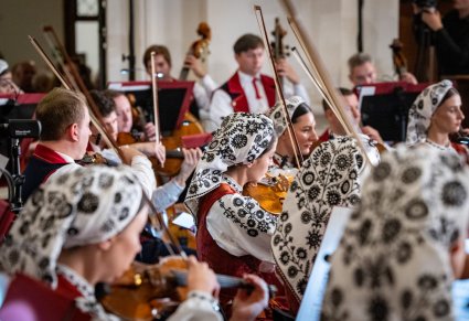 Kadr na Orkiestrę w kostiumach wilanowskich grająca na instrumentach