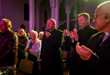 Zbliżenie na duchownych podczas koncertu
