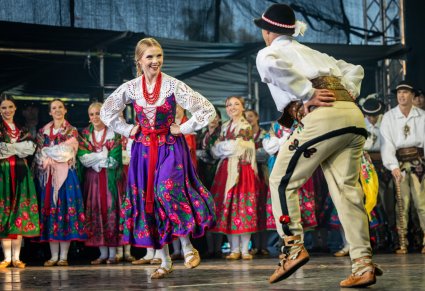 Soliści baletu w kostiumach pohalańskich, podczas tańców góralskich