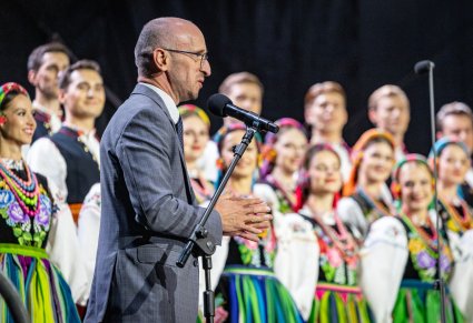 Wójt Gminy Wieliszew przemawiający i przekazujący podziękowania po koncercie