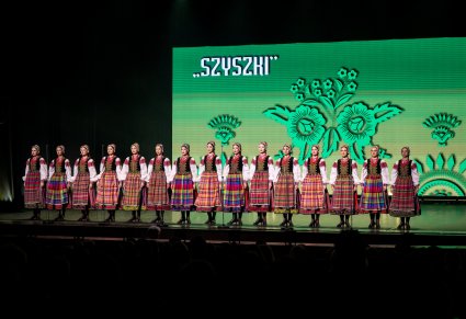 Artyści w kostiumach podlaskich podczas śpiewu