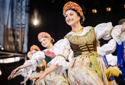 Zbliżenie na Artystki Tancerki w kostiumach rozbarskich w trakcie wykonywania choreografii tanecznej na scenie