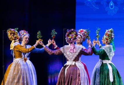 Pięć Artystek w kostiumach bamberskich w trakcie wykonywania choreografii tanecznej