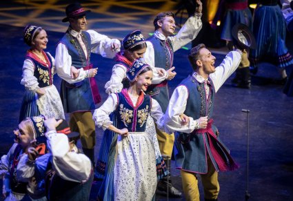 Artyści w kostiumach kaszubskich podczas układu na scenie