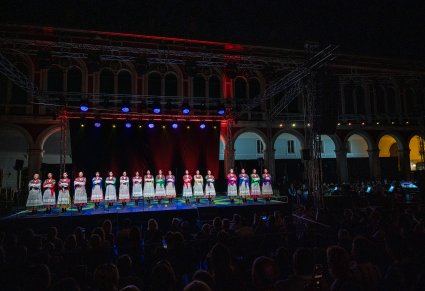 Artystki na scenie w kostiumach krakowskich