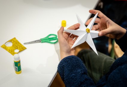 Zbliżenie na gwiazdę wykonaną na warsztatach rękodzielniczych w Karolinie