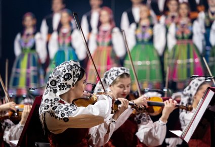 Zbliżenie na Artystki Orkiestry w kostiumach wilanowskich grające na instrumentach smyczkowych