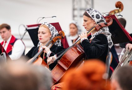 Zbliżenie na wiolonczelistki w kostiumach wilanowskich