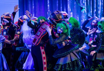 Zbliżenie na Artystów odgrywających rolę Kwadratów, trójkątów i kół w trakcie sceny  godzenia się