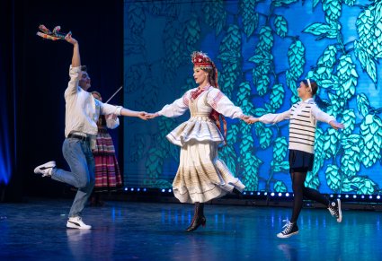 Główni bohaterowie z Artystką w kostiumie krzczonowskim (kostium do zaślubin w kolorze bieli)