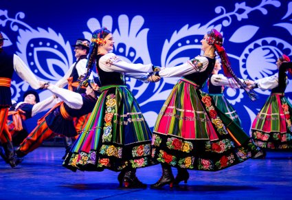 Tancerki w kostiumie łowickim na scenie