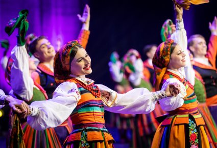 Zbliżenie na tancerki w kostiumie łowickim