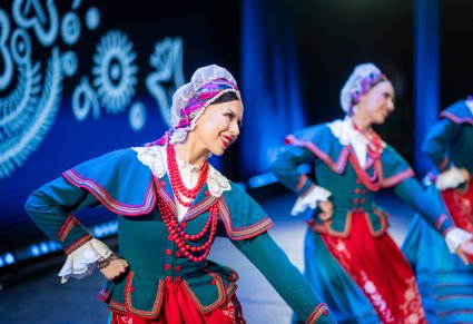 Zbliżenie na tancerkę w kostiumie kujawskim