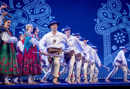 Zbliżenie na tancerzy w kostiumach podhalańskich