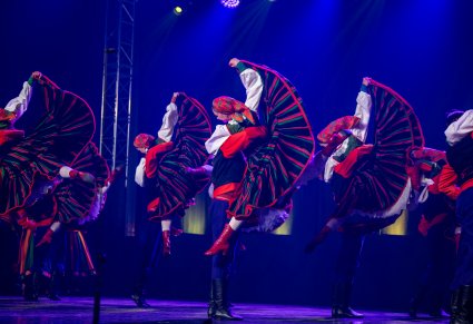 Tancerze w kostiumach sannickich na scenie
