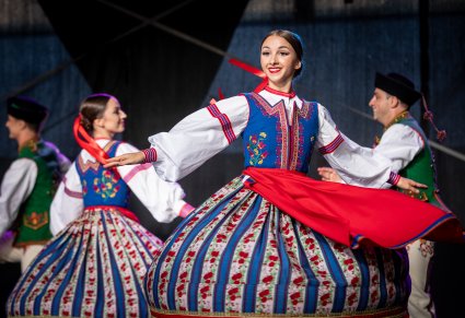 Kręcące się Artystki w kostiumach spiskich na scenie