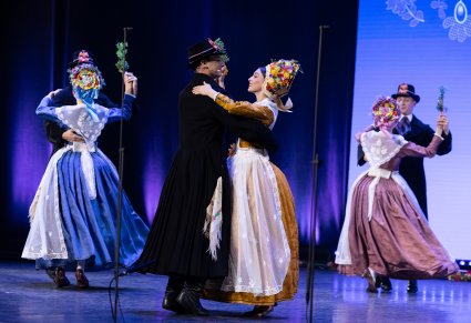 Trzy pary Artystów w kostiumach bamberskich w trakcie wykonywania choreografii tanecznej
