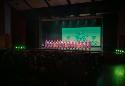 Artyści w kostiumach podlaskich podczas śpiewu