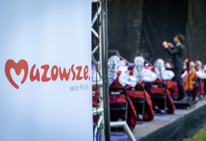 Baner Mazowsze serce Polski i widoczna orkiestra z Dyrygentem