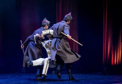 Żołdacy wyprowadzają Marszałka