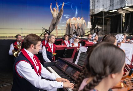 Kadr na Akompaniatora w kostiumie wilanowskim