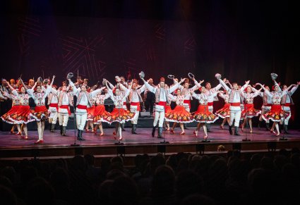 Tancerze baletu Mołdawii w figurach tanecznych na scenie