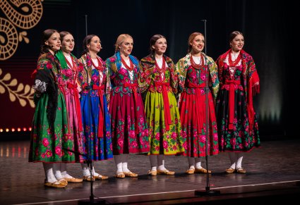 Zbliżenie na artystki w kostiumach podhalańskich podczas wykonywania utworów