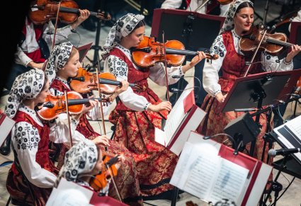 Zbliżenie na muzyków z orkiestry w kostiumach wilanowskich