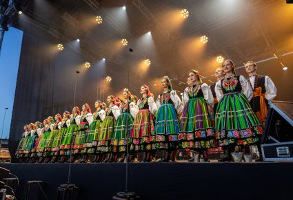 Na scenie Chór w kostiumach łowickich