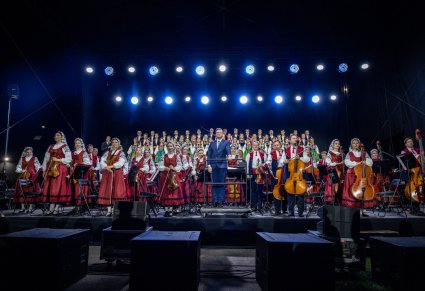 Dyrygent, orkiestra w kostiumach wilanowskich i chór w kostiumach, na koniec koncertu łowickich
