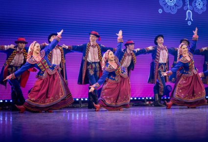 Na scenie Artyści w kostiumach podegrodzkich podczas wykonywania choreografii tanecznej