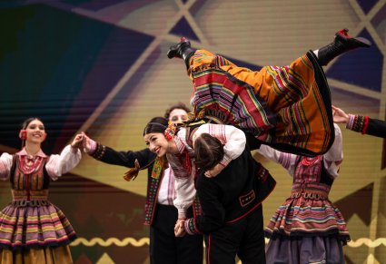 Para Artystów w kostiumach krzczonowskich w trakcie wykonywania choreografii tanecznej