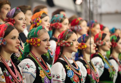 Bliski kadr na część chórzystek w kostiumach łowickich