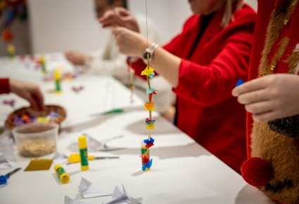 Zbliżenie na łańcuch choinkowy tworzony podczas warsztatów w Karolinie