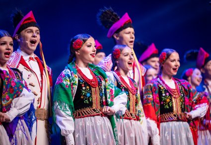 Zbliżenie na Artystów Chóru w kostiumach krakowskich podczas śpiewu