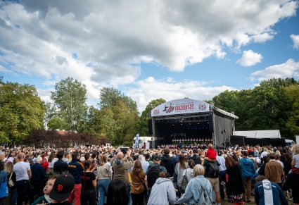 Widok na publiczność i całą scenę na której są Artyści