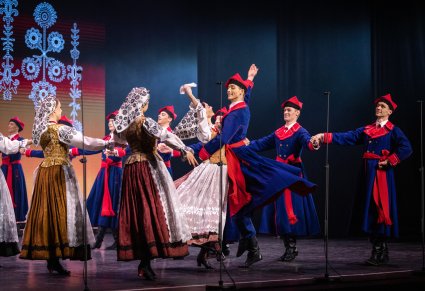 Tancerze w kostiumach wilanowskich na scenie