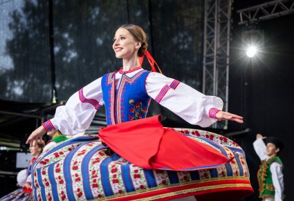 Artystka Baletu w kostiumie spiskim podczas wykonywania choreografii tanecznej na scenie