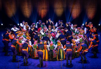 Artyści Zespołu Mazowsze w finałowym układzie na scenie