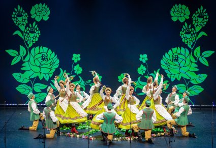 Artyści w kostiumach lubuskich na scenie